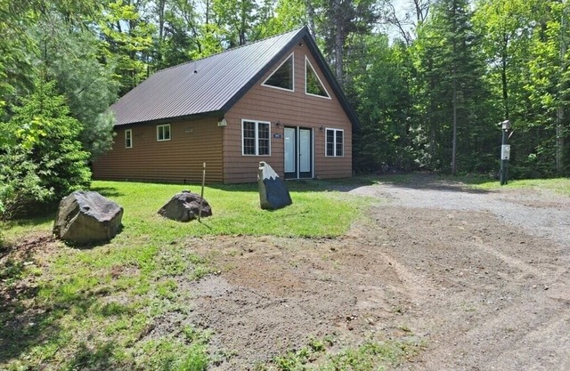Four season cabin near carrabassett river 5 min. from Sugarloaf mountain.