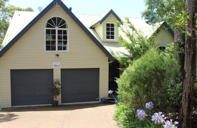 Four Seasons - Blue Mountains Home - Private Bushland with Spa & Fire place