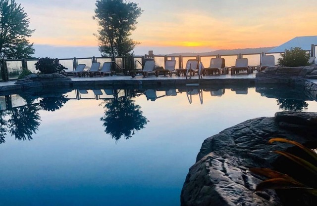 Fourwinds Lakeside Inn & Marina