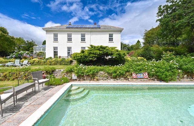 Fowey Apartment With Outdoor Pool And Gardens In Historic Mansion House