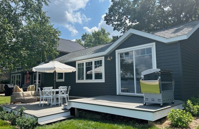 Fox Cottage, beautifully renovated George Lake cottage, miles from Spicer