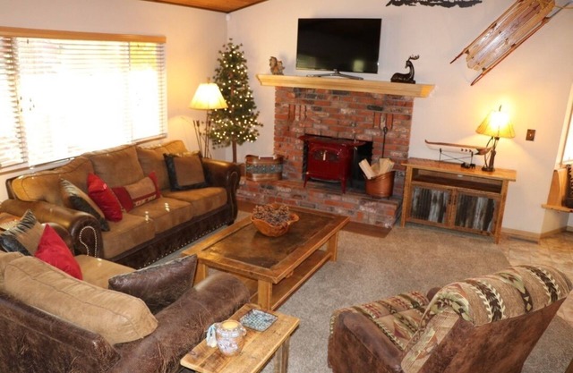 Fox Farm, Cozy cabin with a game room, hot tub, & 2 decks in a great location!