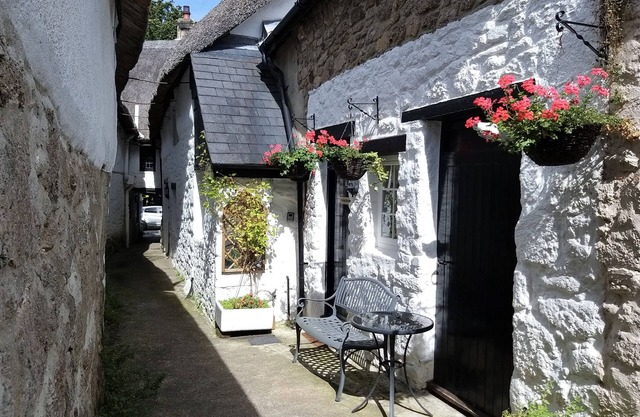 FOX HAT COTTAGE, pet friendly, character holiday cottage in Chagford