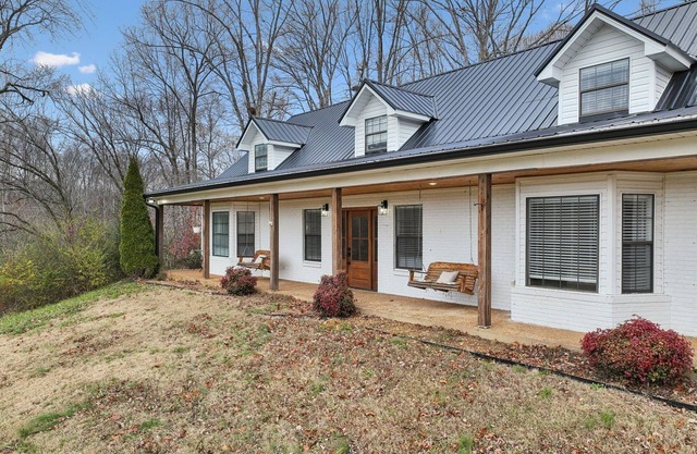 Fox Haven Retreat-Modern Cabin-Acres of Priv Land