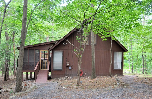 Fox Hollow - Cozy Den With a Hot Tub