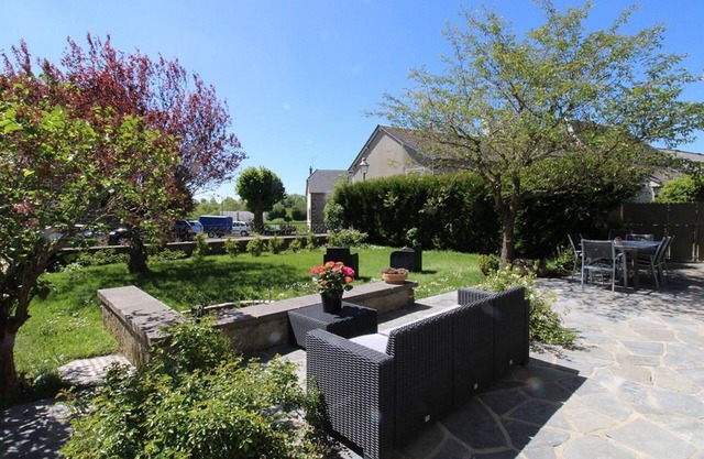 Gite Neuvéglise-sur-Truyère-Sériers, 5 bedrooms, 10 persons
