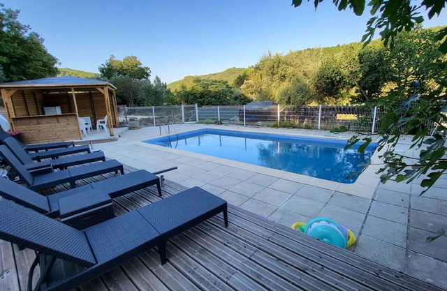 Mirabeau, house 6p large terrace, garden and pool