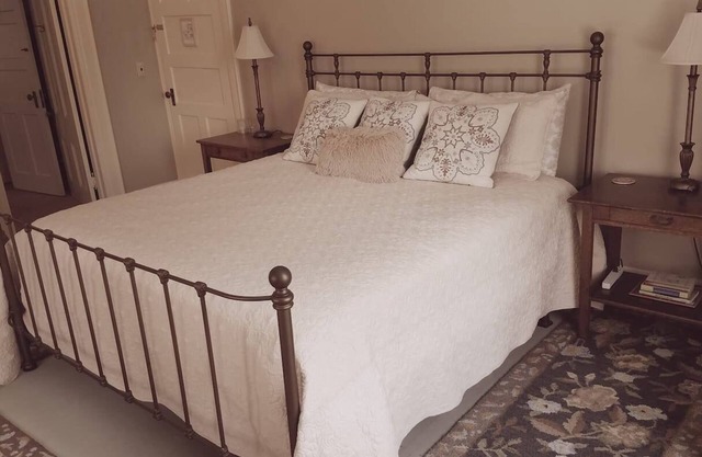 Franklin Manor - King Suite Optional Adjoining