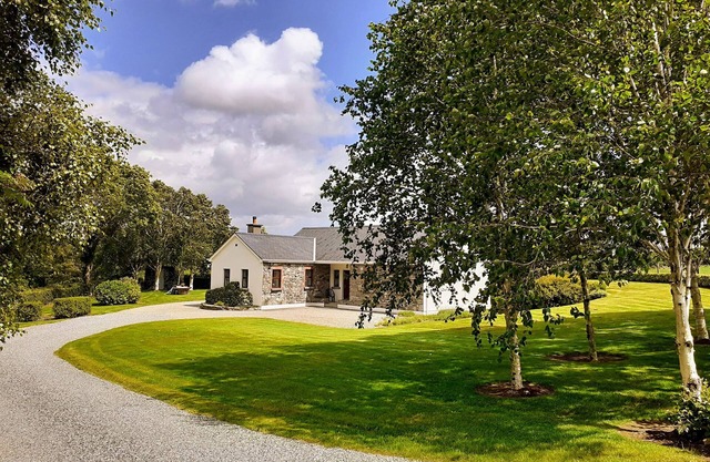 FRAOCH COTTAGE, family friendly in Garrykennedy, County Tipperary