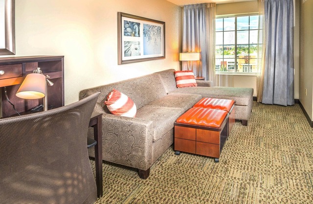 Free Breakfast Buffet, Indoor Pool. King Suite Near University of Colorado Hospital.