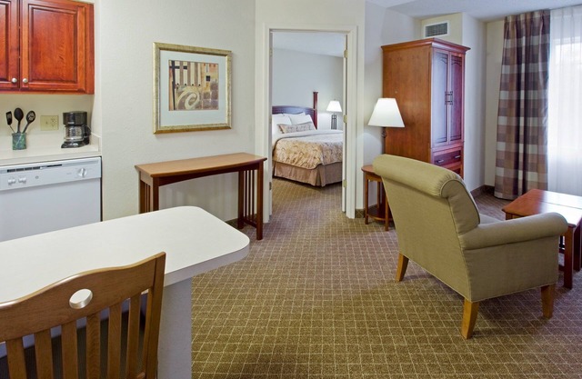 Free Breakfast Buffet. Outdoor Pool. Great for Groups + Only 30 Min from Six Flags!