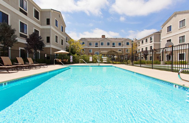 Free Breakfast. Outdoor Pool & Hot Tub. Only 30 Min to Disney!
