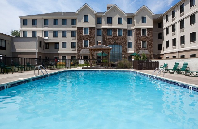 Free Breakfast. Outdoor Pool. 10 Min from University of Delaware!