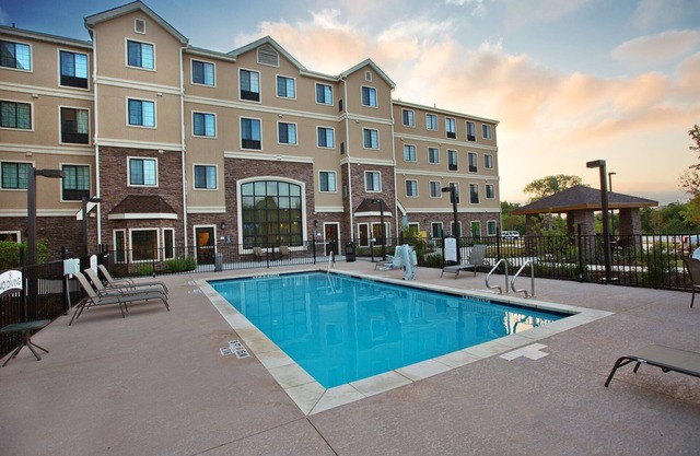Free Breakfast, Pool, Gym. Studio Near Downtown Austin!