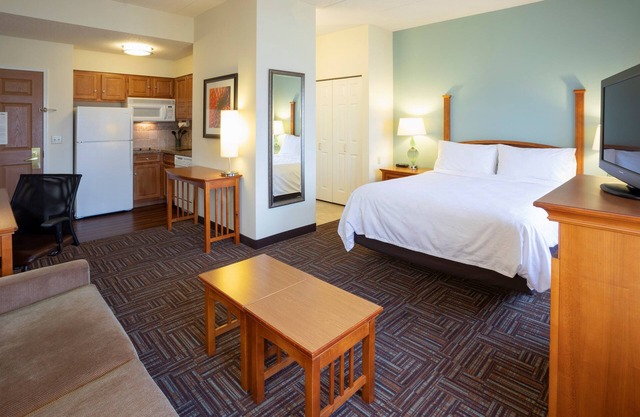 Free Breakfast. Pool & Hot Tub. Great for Business Travelers!