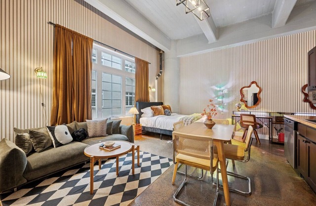Free Parking, Gym, Rooftop, Game Room | Vive Loft