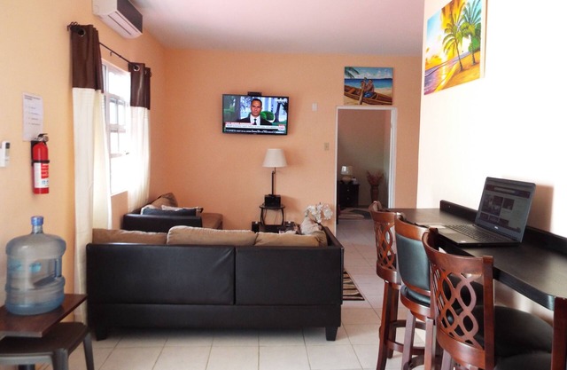 Free Parking. Wifi. Kitchen. Washer Dryer. Air Conditioning. Close to Airport.