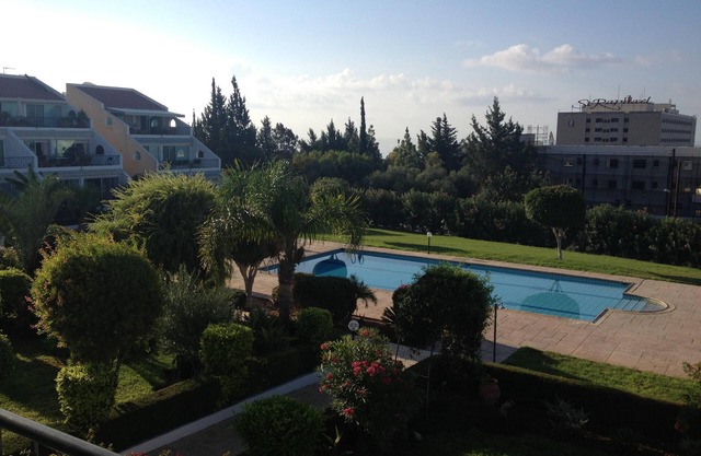 Free WIFI Luxury 2 bedroom apartment opposite St Raphael Marina 2 mins to beach
