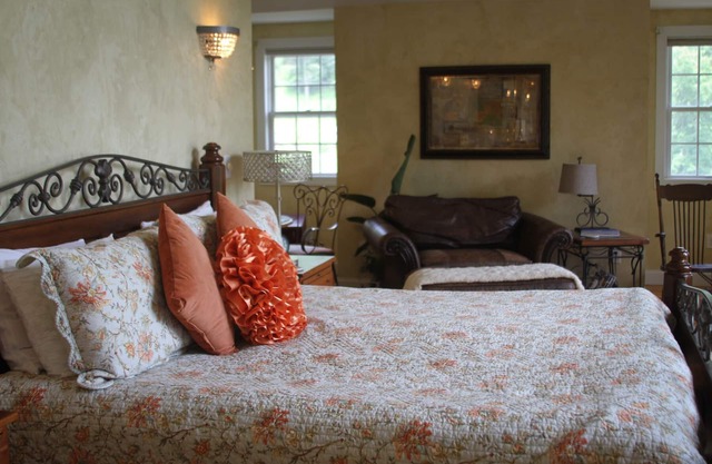 "French Country Barn Loft" Luxurious Couple's Escape on the New River