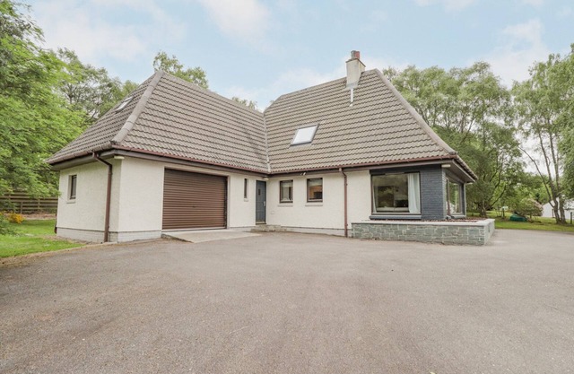 FRESH FIELDS, pet friendly, character holiday cottage in Dingwall