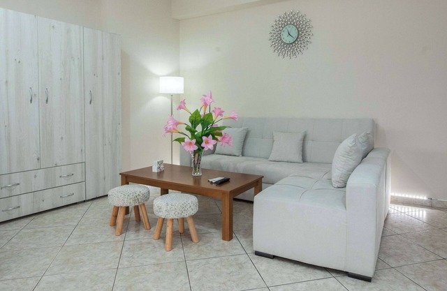 Fresh Modern 1 Bd Apt w Balcony in Quiet Keratsini