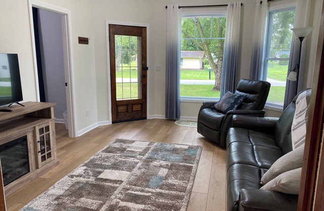 Fresh Remodel! Whole House Getaway Near DSM! Book 7+ days and save!