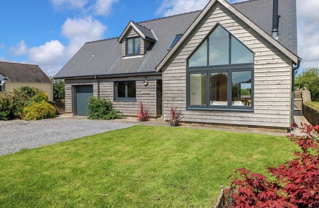 FRESH WINDS, pet friendly, with open fire in Carew