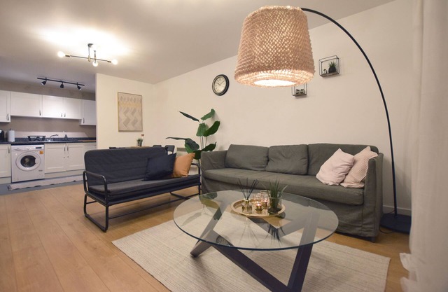 Freshly refurbished 2 bedroom apartment in Town Centre