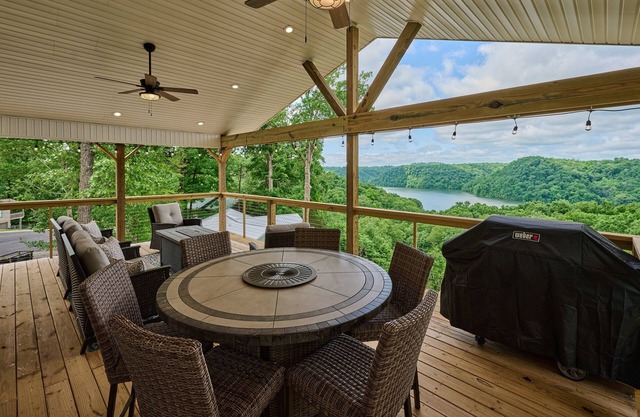 Freshly Remodeled House! Overlooks Dale Hollow!