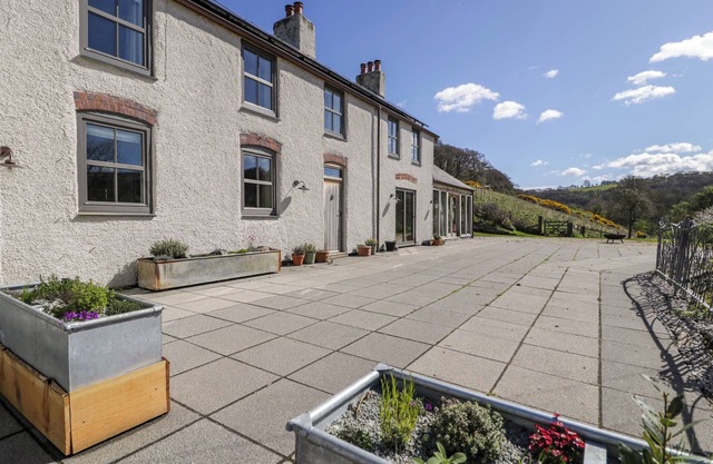 FRON GOCH FARM, pet friendly, with open fire in Llanfair Talhaiarn