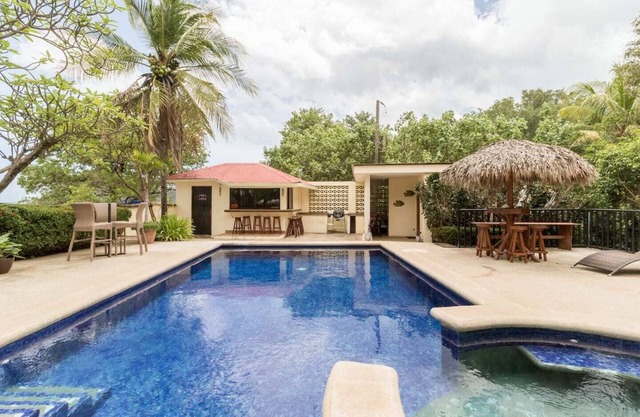 Front Row Center! ON THE BEACH, 5BR, Private Pool & Tiki Bar