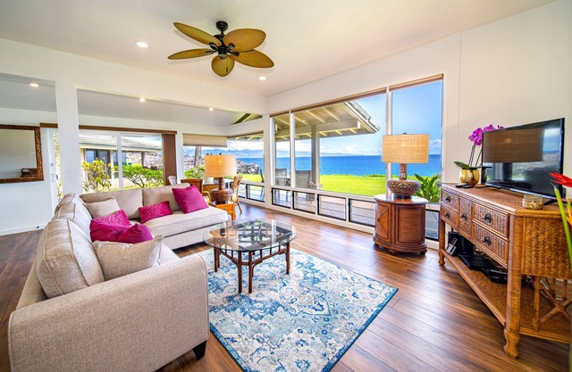 FRONT ROW OCEANFRONT!Platinum 5 star villa.Water view from main & master! 26G-1