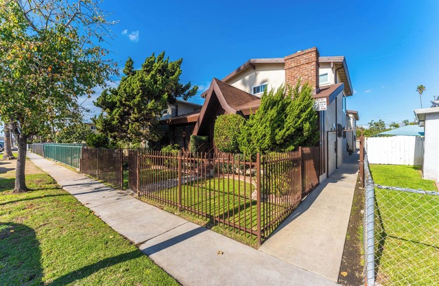 Front unit, yard, beautifully upgraded, high end appliances, gated parking.!