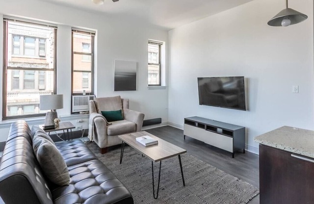 Frontdesk | 2 BR Apt by Harold Washington Park