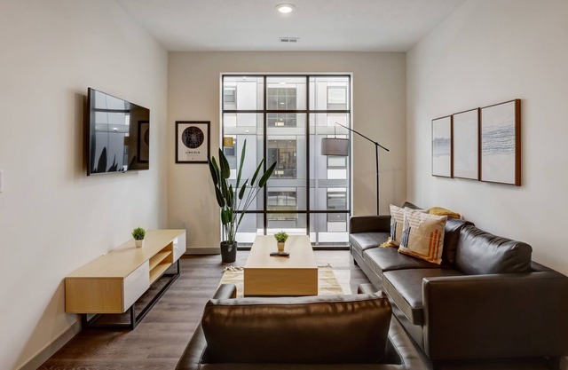 Frontdesk | 4 BR Apt near Hamann Rose Garden