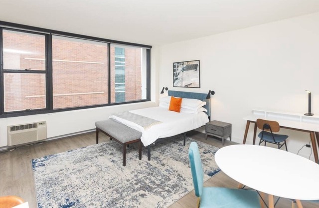 Frontdesk | Elegant Studio Apt near Navy Pier