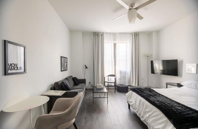 FRONTDESK Trendy Studio Apt near Lake Michigan