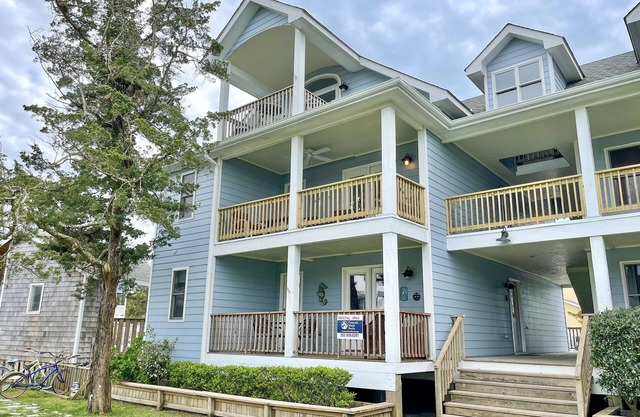 Full Circle: Condo with pool access. Centrally located