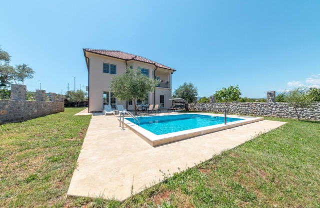 Full Privacy 3BD Villa w/Outdoor Pool and Garden