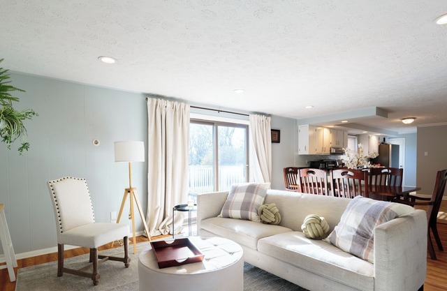 Full Ranch Style 3BD Home with WiFi, AC in Downtown Carmel