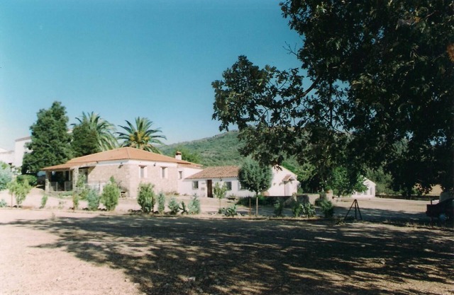 Full rental house located in the countryside, porch outside with barbecue