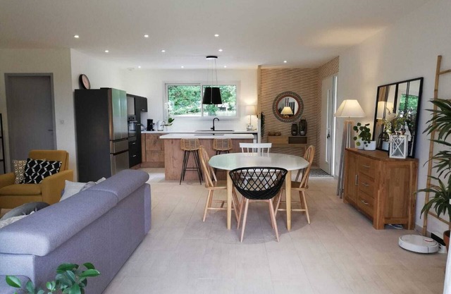 Fully-equipped 3-bedroom house with pool, 30min from the ocean
