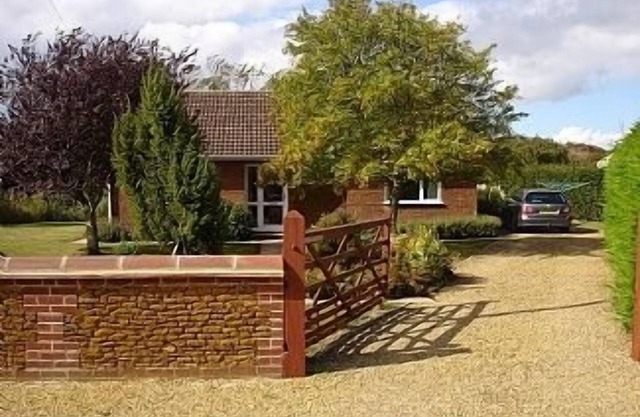 Fully equipped, cosy modern secluded bungalow close to the Beach