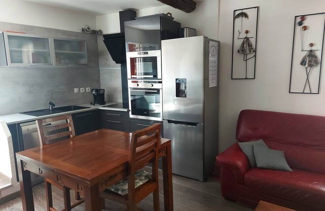 Fully-equipped, air-conditioned vacation rental close to the beach