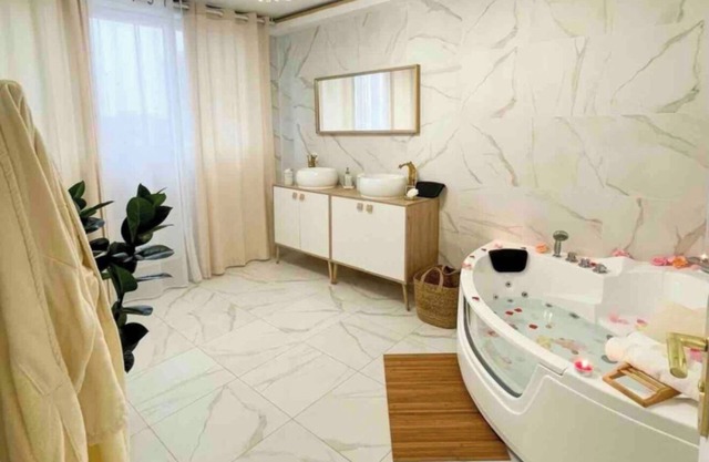 Fully equipped luxury apartment with jacuzzi and sauna 4 minutes from the beach