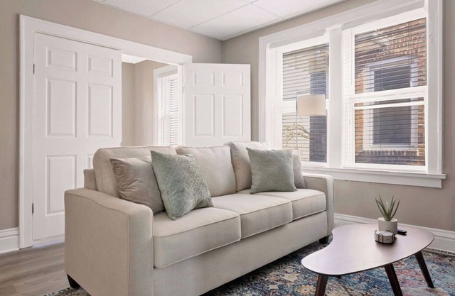 Fully Equipped Cozy 2BR Apartment Near Delmar Loop