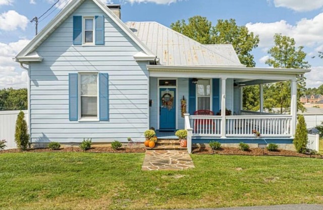 Fully fenced, 1/2 acre, dog friendly in downtown Abingdon!