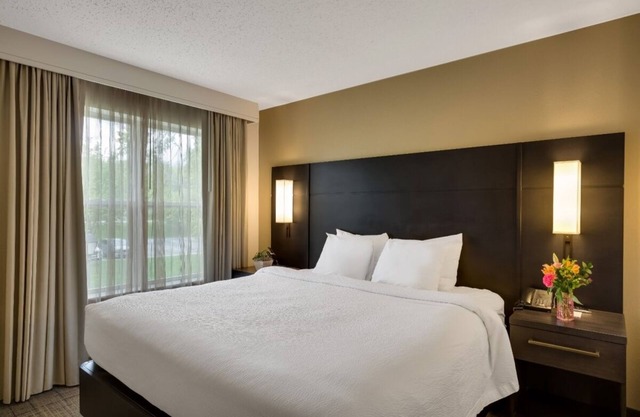 Fully-furnished Suites! Indoor Swimming Pool, Pet-friendly, Free Breakfast!