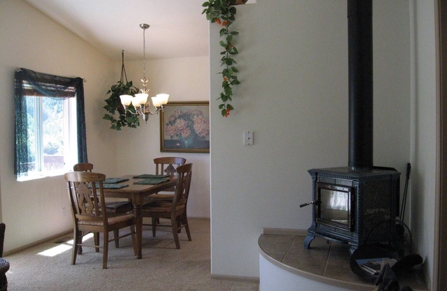 Fully Furnished Guesthouse On Small Working Farm 3 Miles Off Of I-5 In Sw Oregon