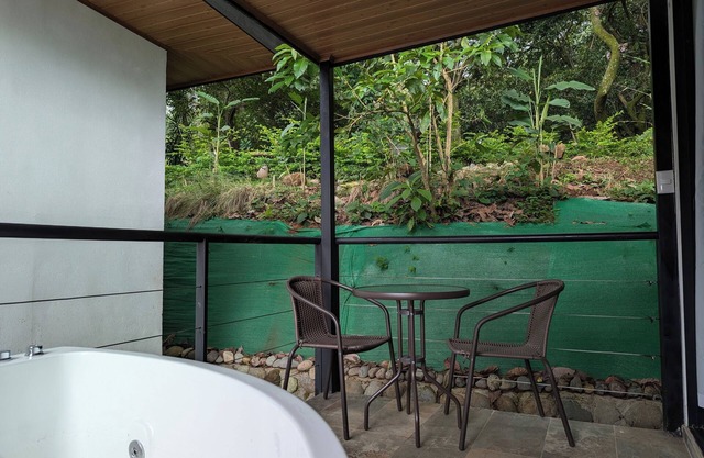 Fully furnished lodges with hot tub in Atenas - WiFi, trails, nature.